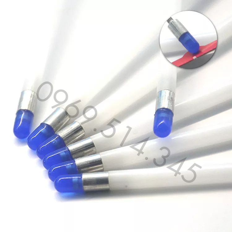 Đầu bút thường được làm bằng silicone hoặc polyurethane mềm mại, có khả năng dính bụi hiệu quả mà không làm trầy xước bề mặt