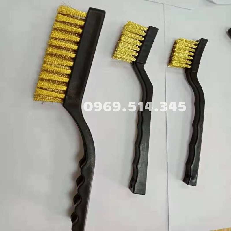 Bàn chải vệ sinh với bộ lông màu vàng mềm mịn giúp phân biệt khu vực và tạo nên sự chuyên nghiệp trong quá trình làm việc