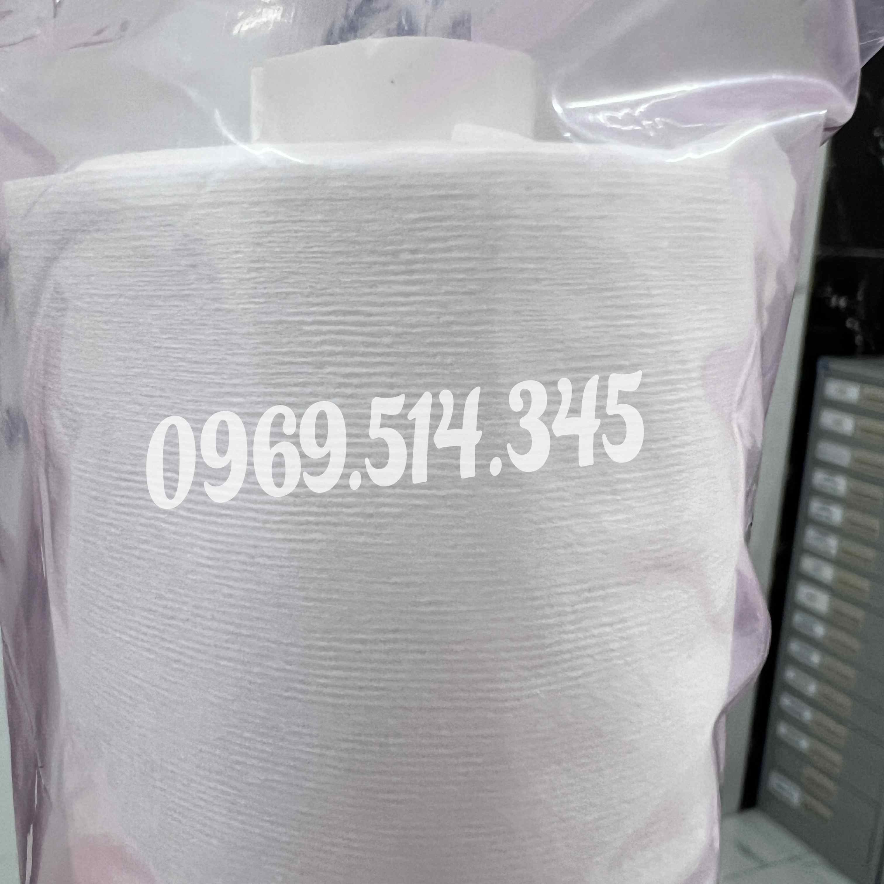 Hình ảnh cận cảnh cuộn giấy lau khuôn in SMT được đóng gói với bề mặt mịn, không gây xơ