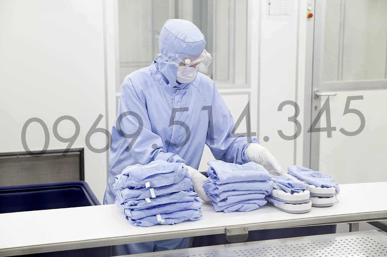 Ảnh chụp thực tế: Công nhân đang kiểm tra độ sạch và khả năng chống tĩnh điện