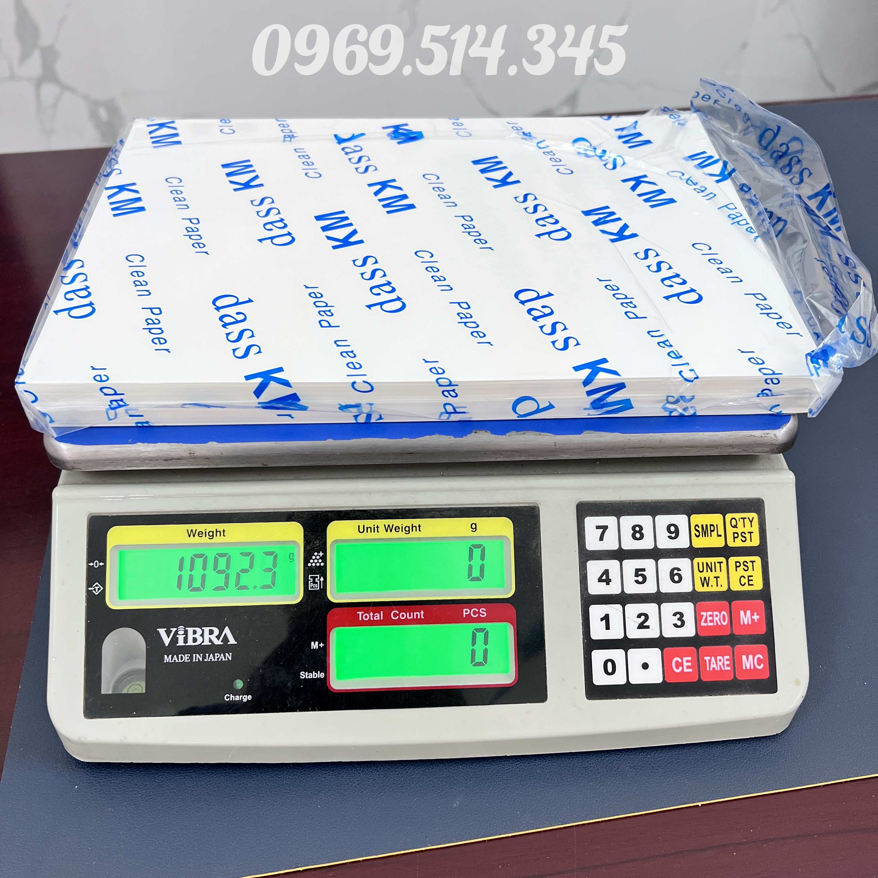 Hình ảnh thực tế của giấy in siêu mịn KM khi cân kiểm tra trọng lượng gói hàng 