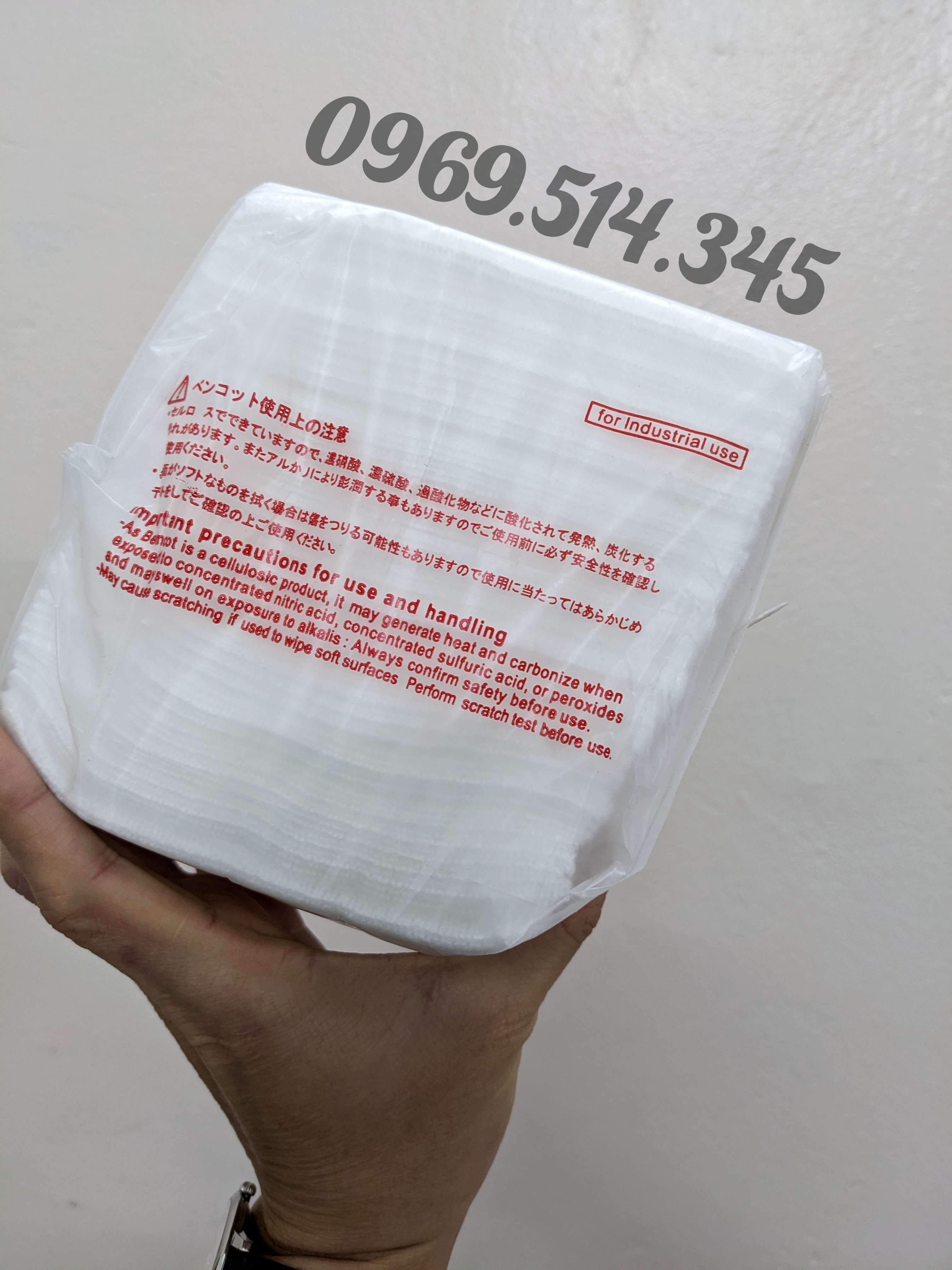 Zoom cận cảnh bề mặt phía sau của bao bì bảo quản khăn lau trước khi đến tay người tiêu dùng 