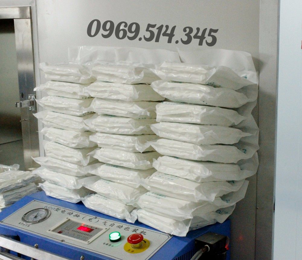 Công đoạn đóng gói giấy lau tiệt trùng cắt bằng tia laze hút chân không 2 lớp đảm bảo không xơ bụi bám bẩn hay dính trên tấm khăn 