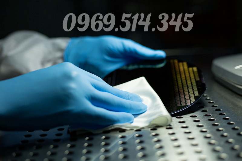 Giấy lau công nghiệp 0604 và gang tay bảo hộ - Một bộ đôi hoàn chỉnh khi thao tác làm việc