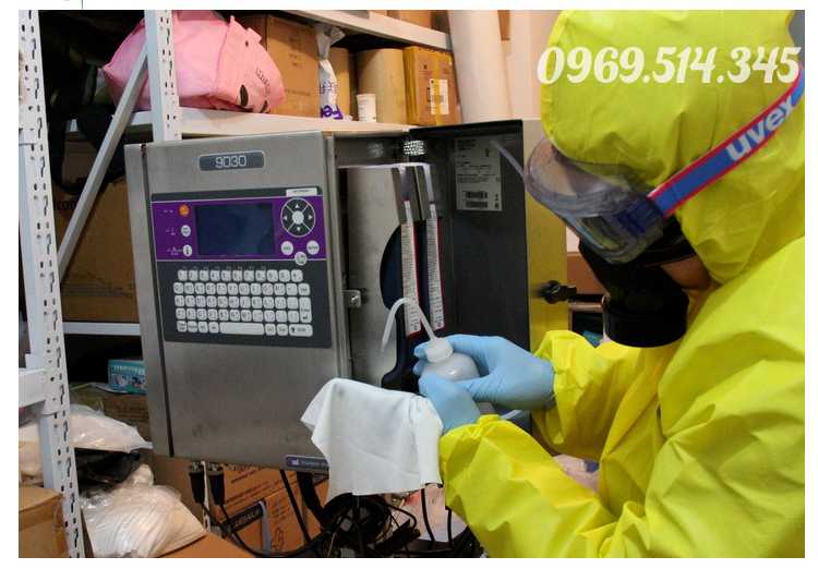 Hình ảnh thực tế: công nhân sử dụng khăn phòng sạch cùng dung dịch lau chùi máy móc