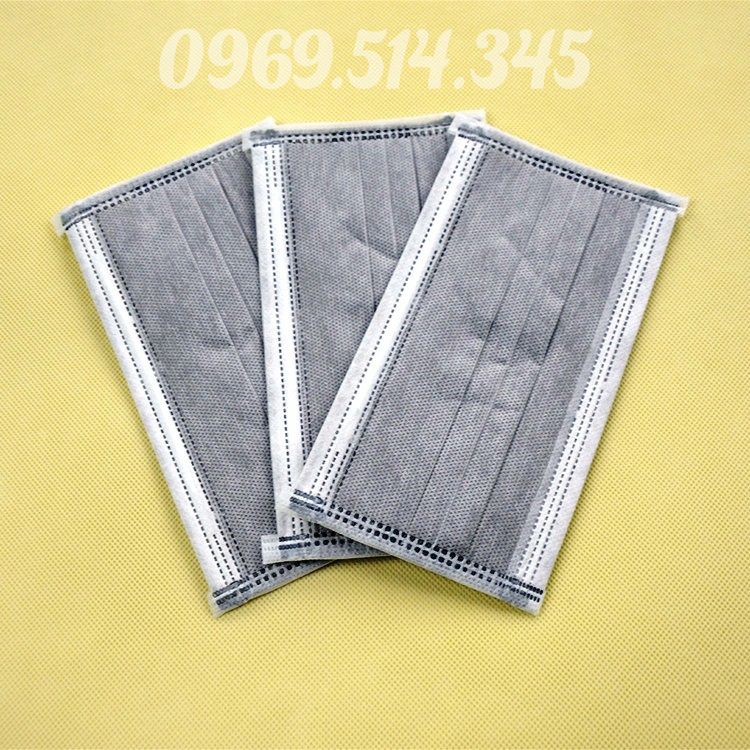 100% được sản xuất từ vải không dệt có khả năng chống thấm nước ở mức độ nhất định, giúp bảo vệ các lớp bên trong khỏi bị ẩm ướt