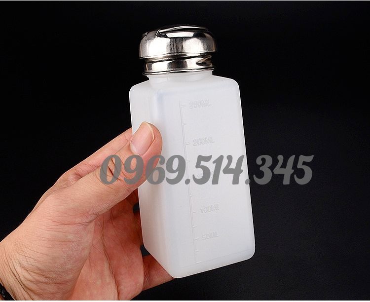 Sản phẩm được làm bằng nhựa HDPE, ideal cho các khu vực sản xuất yêu cầu độ sạch cao.