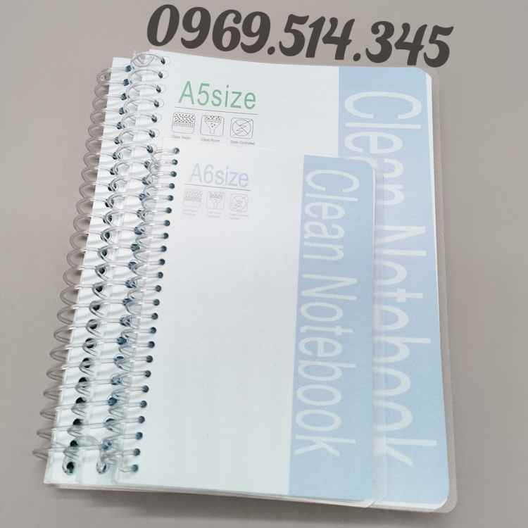 Bìa bọc ngoài của vở cứng cáp, dễ vệ sinh lau chùi 