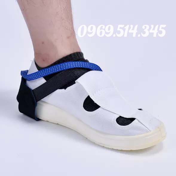 Đeo trên đôi chân rất chắc chắn bảo đảm an toàn thiết bị không thể thiếu trong môi trường sản xuất 