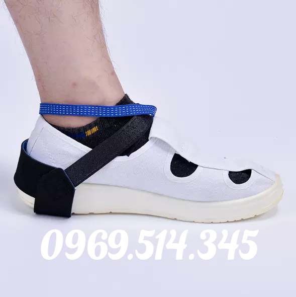 Nhân viên đang đeo dây đeo chân chống tĩnh điện nhằm nâng cao năng suất làm việc
