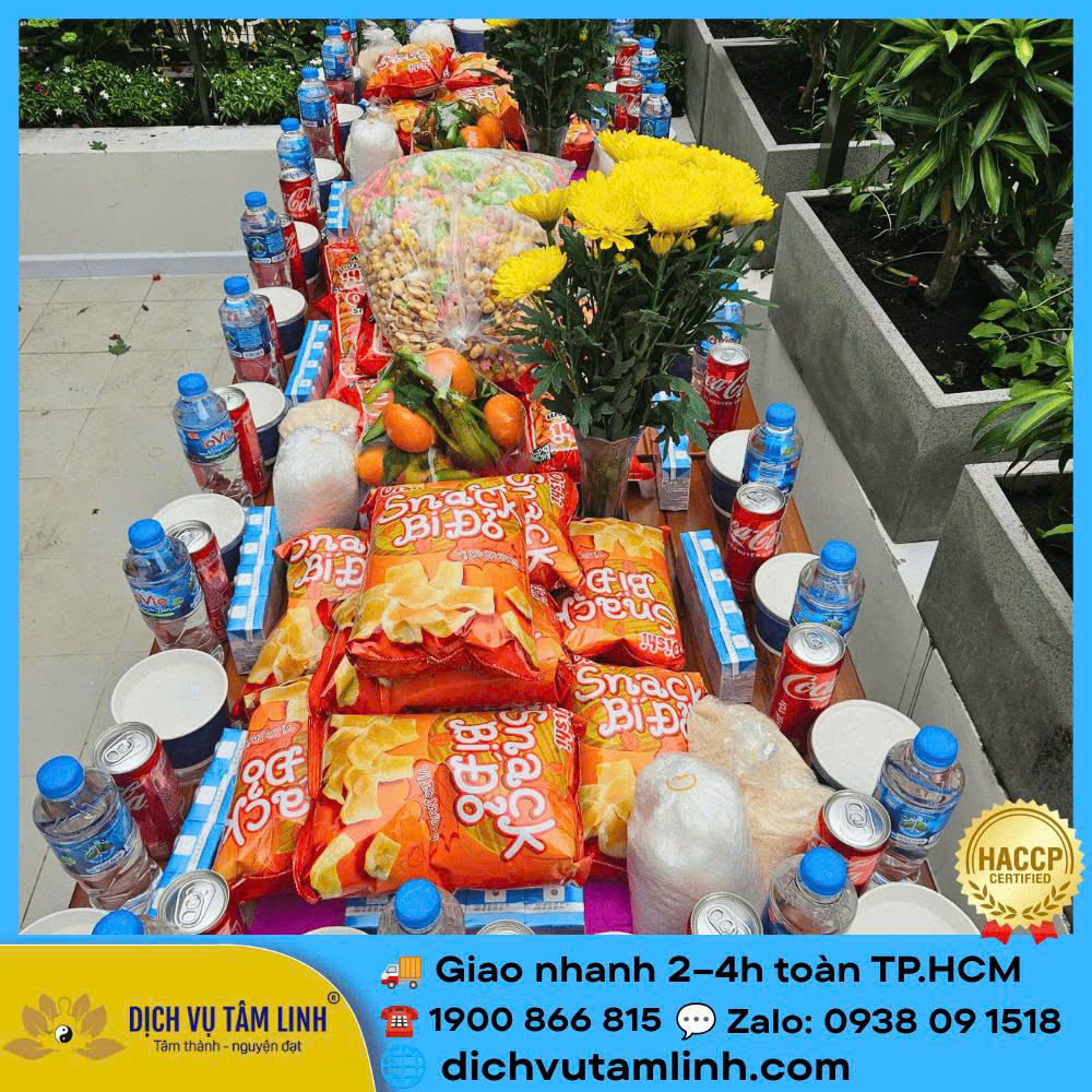 Mâm cúng cô hồn tại phường Hòa Hưng: Cúng gọn trong khu đô thị đông xe, không chắn lối, không gây rối trước cửa
