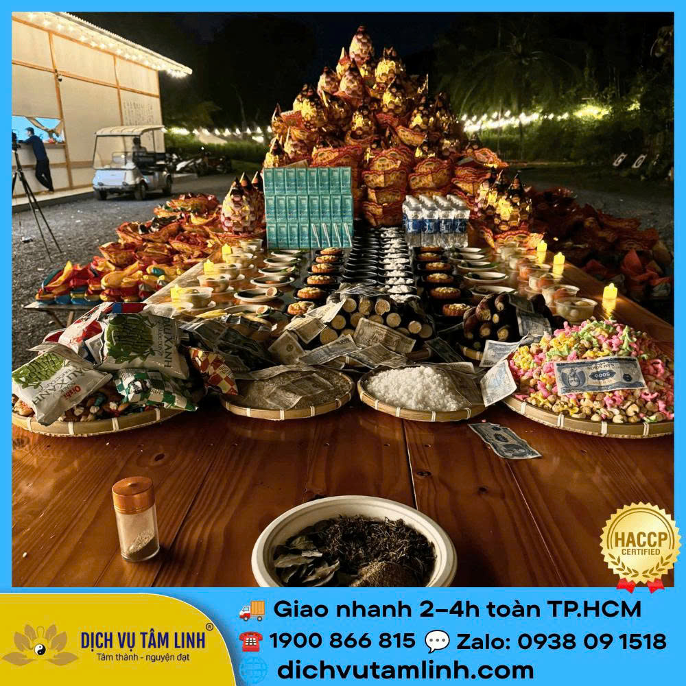 Mâm cúng cô hồn tại phường Hòa Hưng: Cúng gọn trong khu đô thị đông xe, không chắn lối, không gây rối trước cửa