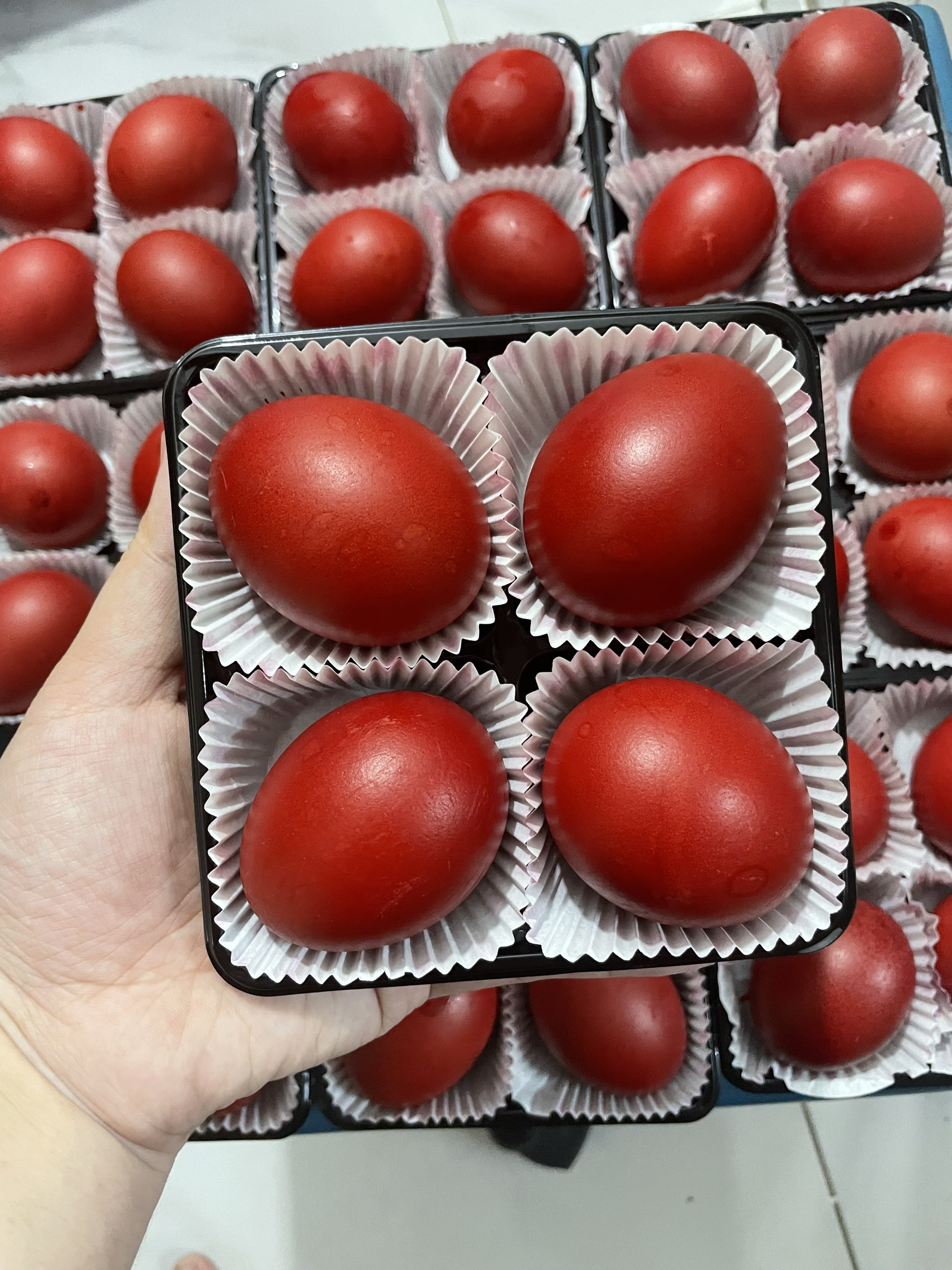 Trứng Báo Hỷ Là Trứng Gì? Tại Sao Tiệc Đầy Tháng Của Người Hoa Lại Có Trứng Báo Hỷ