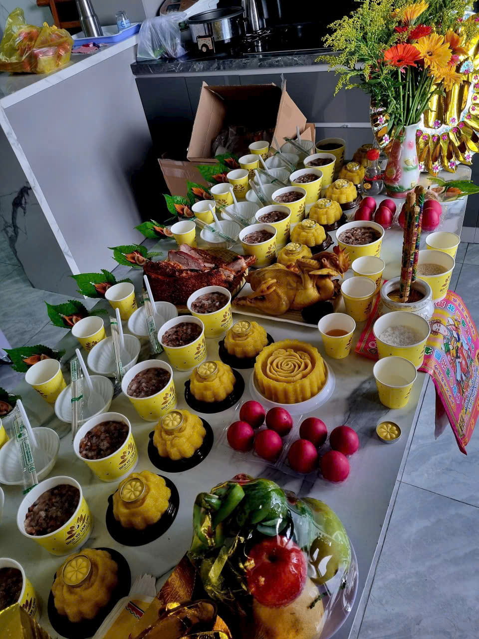 Mâm Cúng Đầy Tháng Người Hoa Và Ý Nghĩa Trứng Gà Đỏ Trong Nghi Lễ