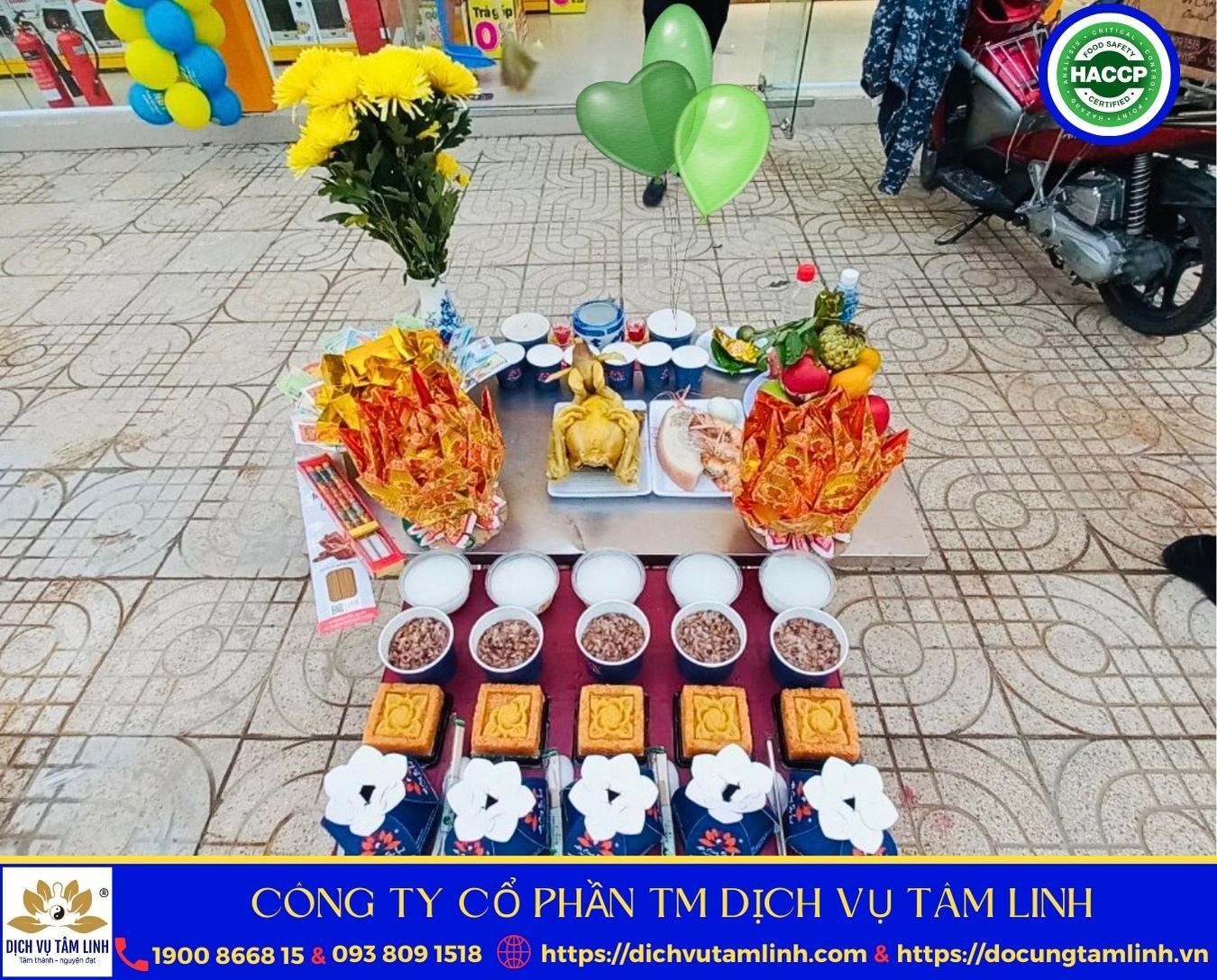 Nhân viên hỗ trợ bày trí mâm cúng khai trương cơ bản tại cửa hàng khách hàng TP.HCM