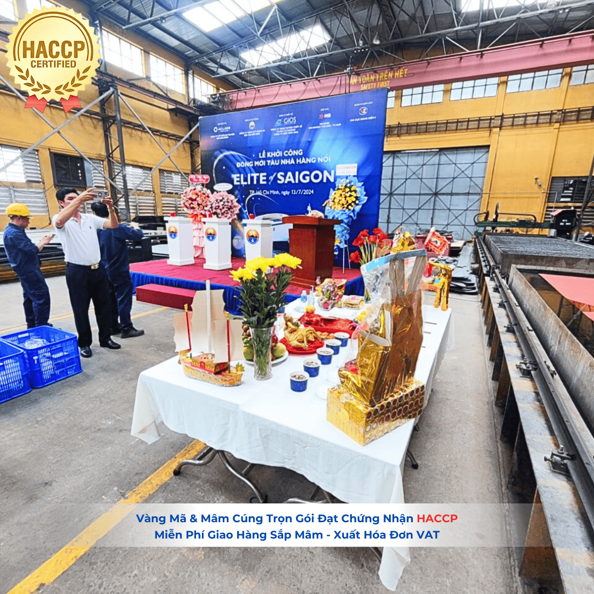 Nhân viên hỗ trợ bày trí mâm cúng động thổ thực tế tại công trình