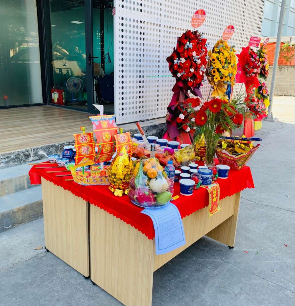 Bày trí mâm cúng khai trương cao cấp đẹp mắt tại cửa hàng khách hàng TP.HCM