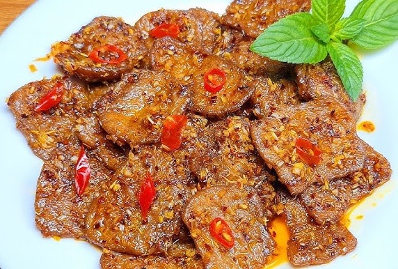 Bò lát chay phần món mặn sang trọng trên mâm cúng đầy tháng