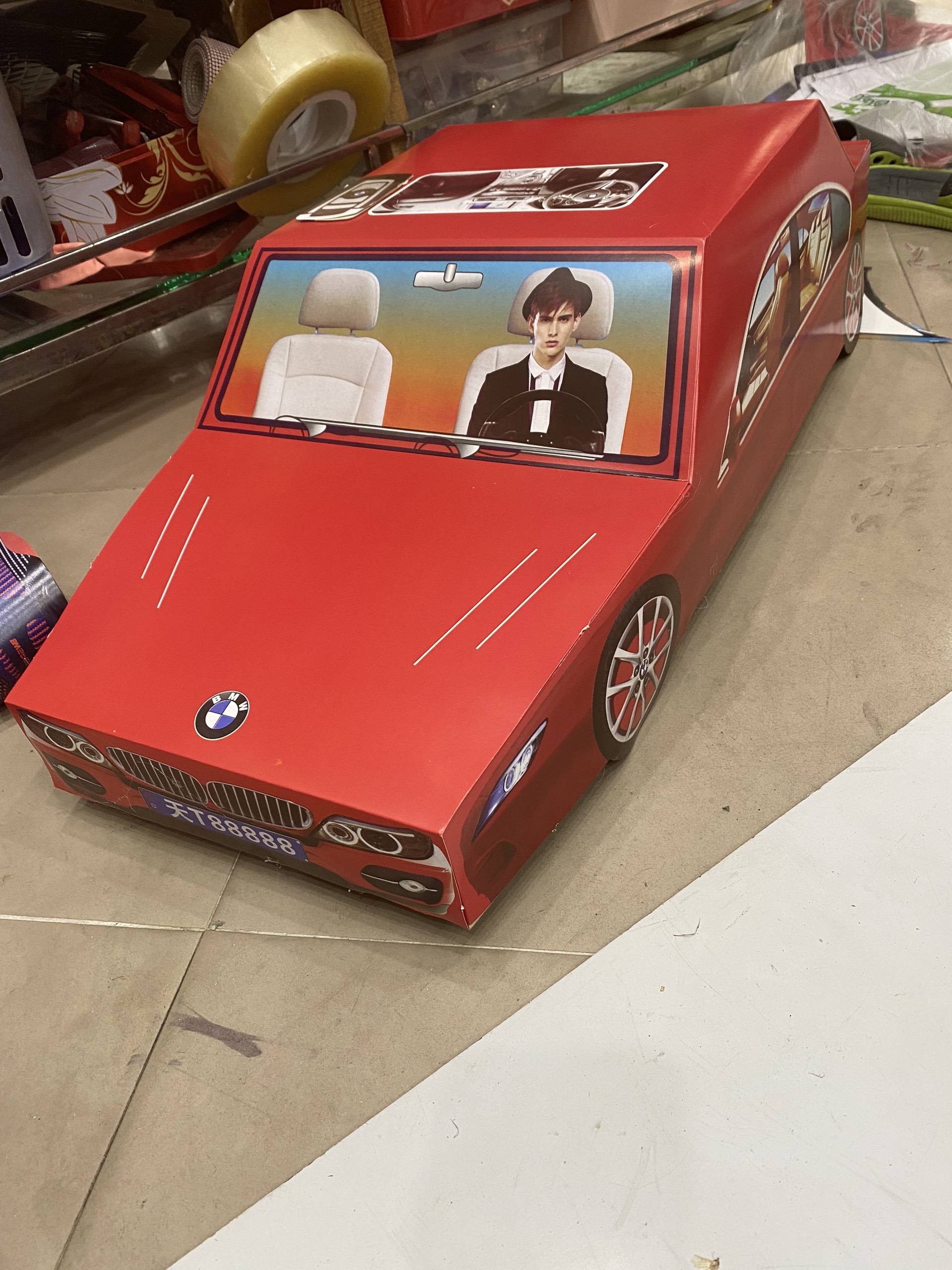 Chi tiết xe hơi vàng mã Chi tiết logo và đèn pha xe hơi vàng mã in nổi sắc nét