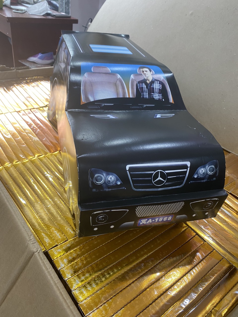 Chi tiết xe hơi vàng mã 7 chỗ Chi tiết lazang và thân xe hơi vàng mã 7 chỗ in nổi