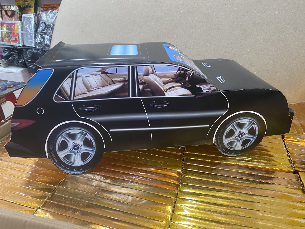 Bày trí xe hơi vàng mã Bày trí xe hơi vàng mã 7 chỗ trên mâm cúng gia tiên Luxury