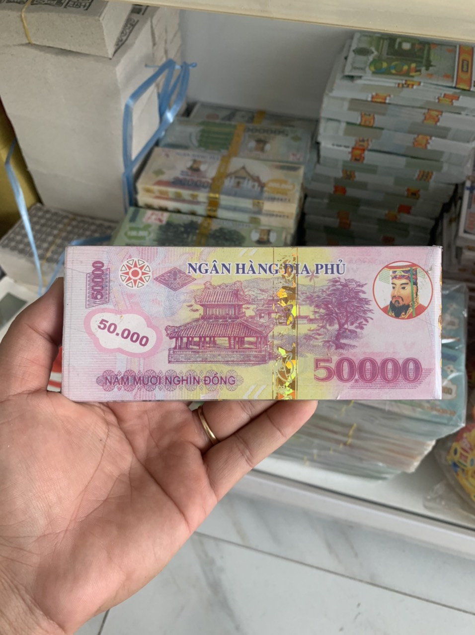 Cận cảnh xấp tiền đô la vàng mã in ấn sắc nét cao cấp