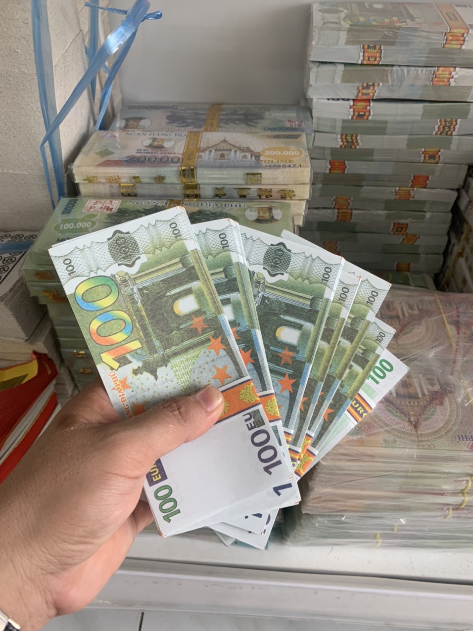 Cận cảnh xấp tiền Euro vàng mã loại 1 in ấn rực rỡ