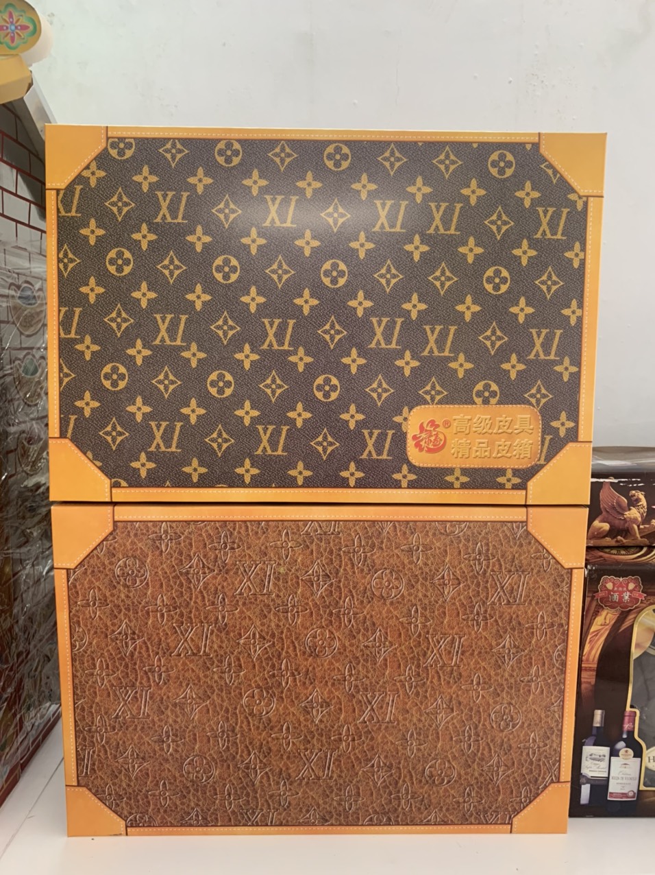 Chi tiết vali vàng mã Chi tiết nắp và quai xách vali vàng mã in nhũ Luxury