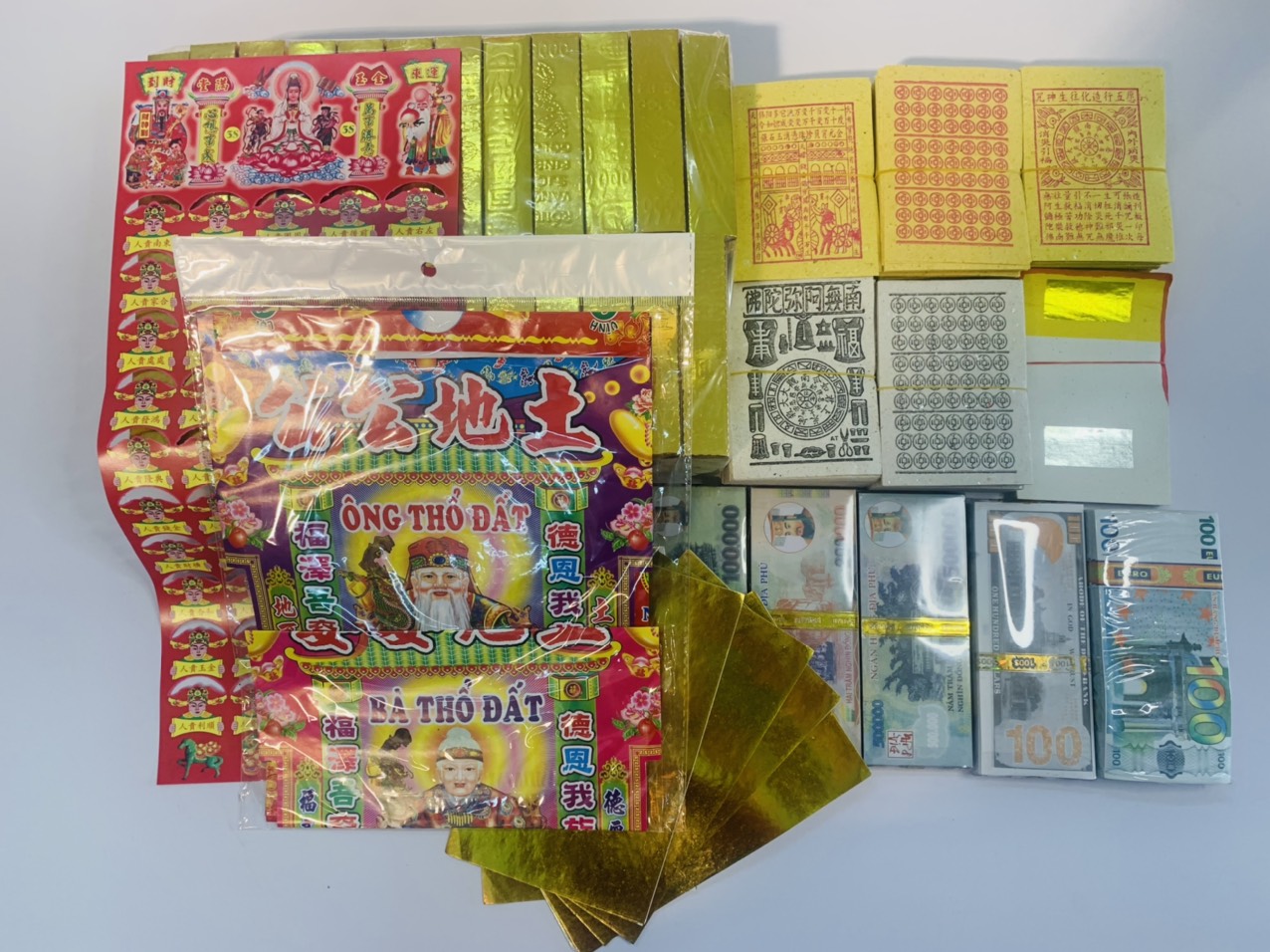 Chi tiết các loại giấy tiền vàng mã trong combo Dư Giả Bình An in nhũ vàng rực rỡ