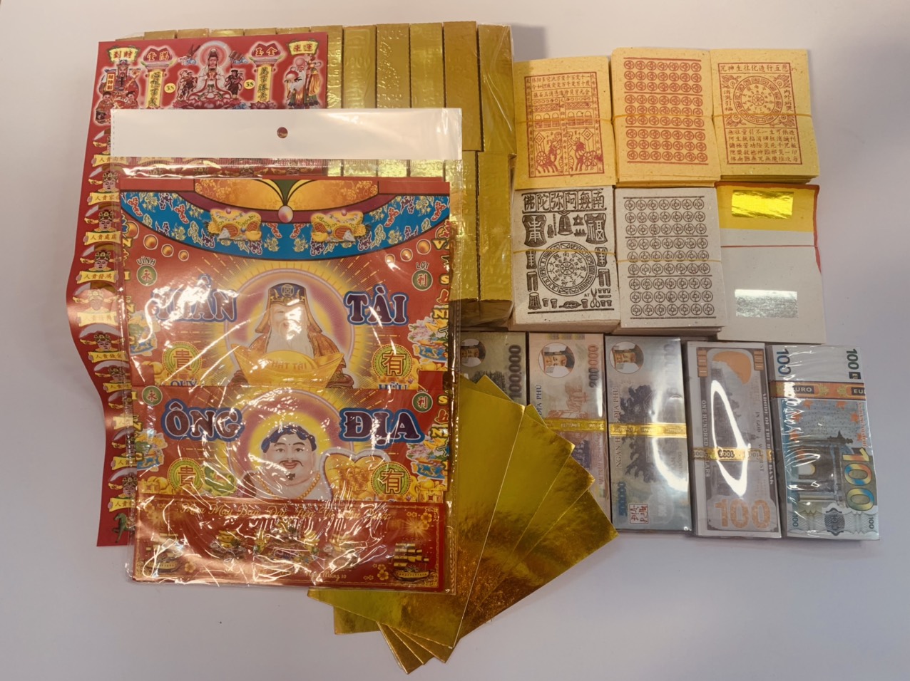 Chi tiết các lễ vật vàng mã trong combo cúng Thần Tài Phát Tài sắc nét óng ánh