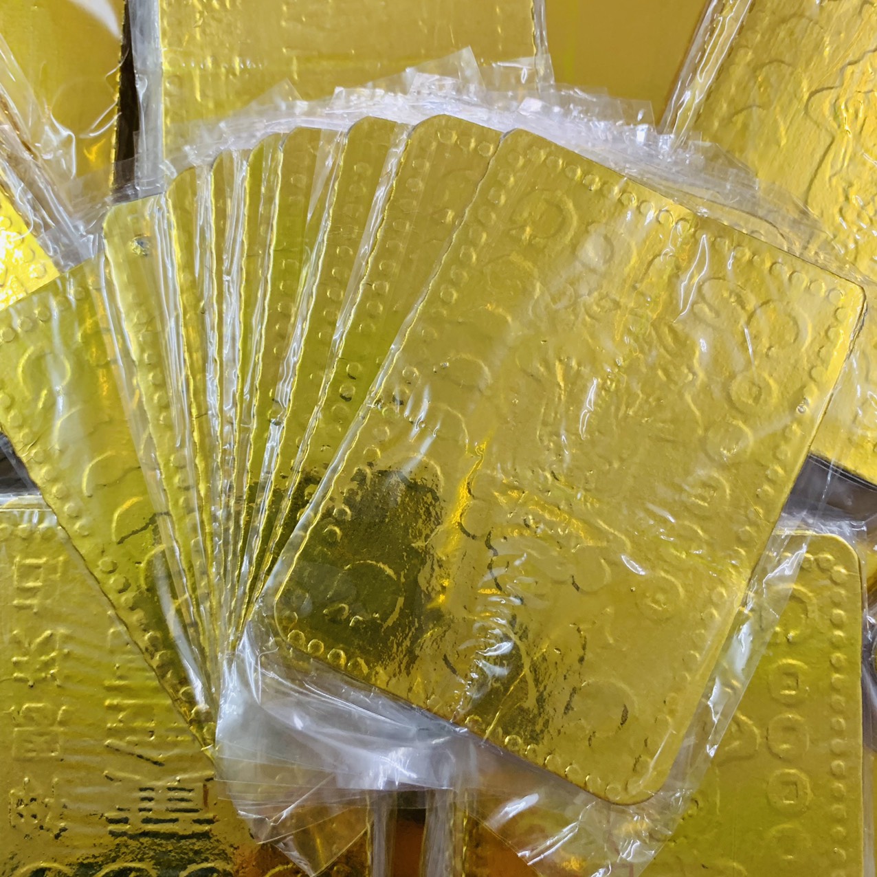 Chi tiết vàng miếng vàng mã in nổi sắc nét bóng đẹp rực rỡ