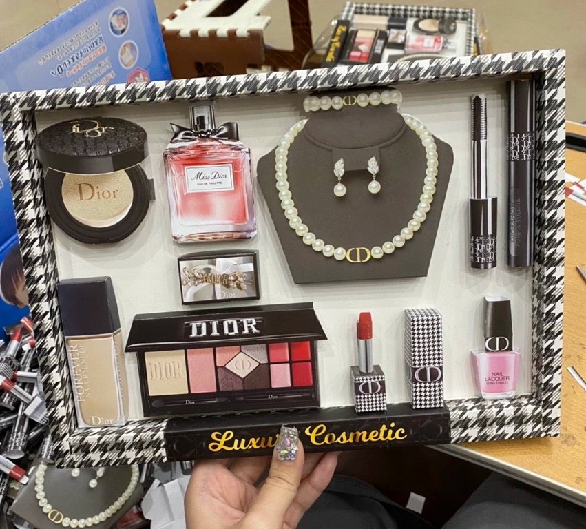 Chi tiết mỹ phẩm DIOR vàng mã Chi tiết thỏi son và phấn mắt vàng mã DIOR Luxury