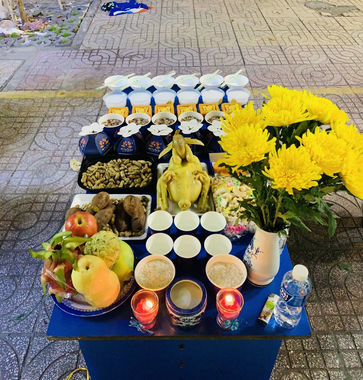 Nhân viên hỗ trợ bày biện mâm cúng cô hồn mặn tận nhà khách hàng