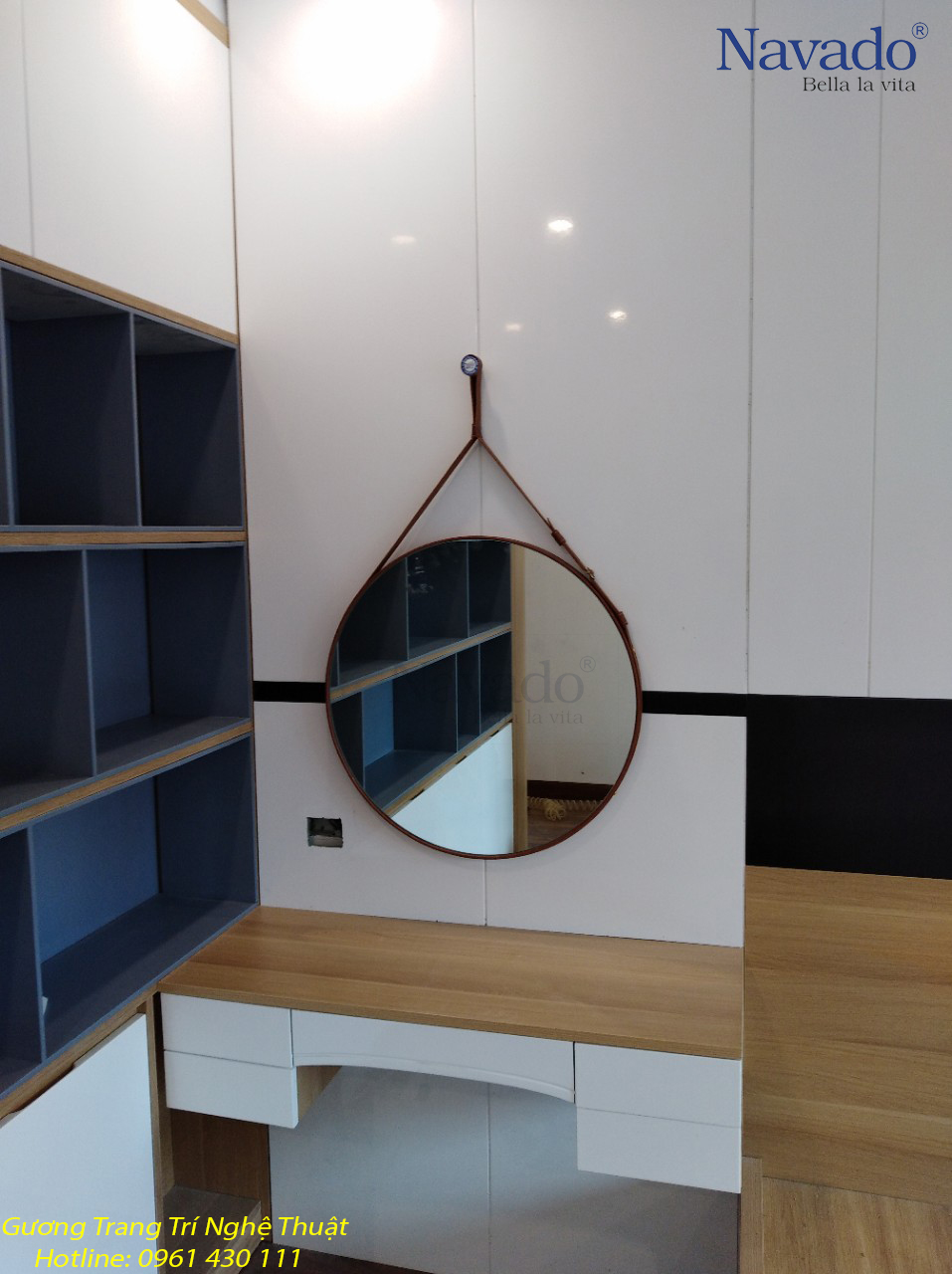 Gương treo dây da cho bàn trang điểm