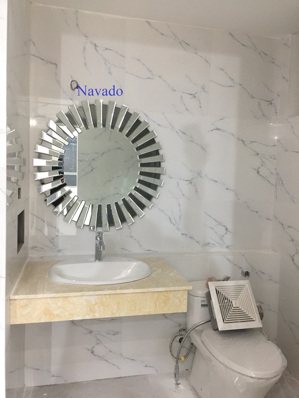 Tạo ấn tượng với ý tưởng sử dụng gương trang trí phòng tắm nhỏ