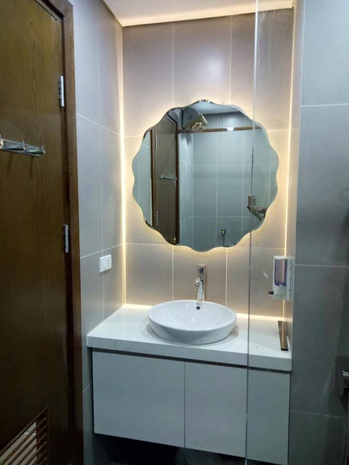 Gương phòng tắm không chỉ là vật dụng để soi mà nó còn là vật dụng để trang trí thể hiện con mắt thẩm mỹ của chủ ngôi nhà.  Vì vậy gương phòng tắm nên lắp ra sao, treo ở vị trí nào, kích thước bao nhiêu,... luôn là băn khoăn của mọi gia chủ khi tìm mua một chiếc gương cho căn nhà mình.