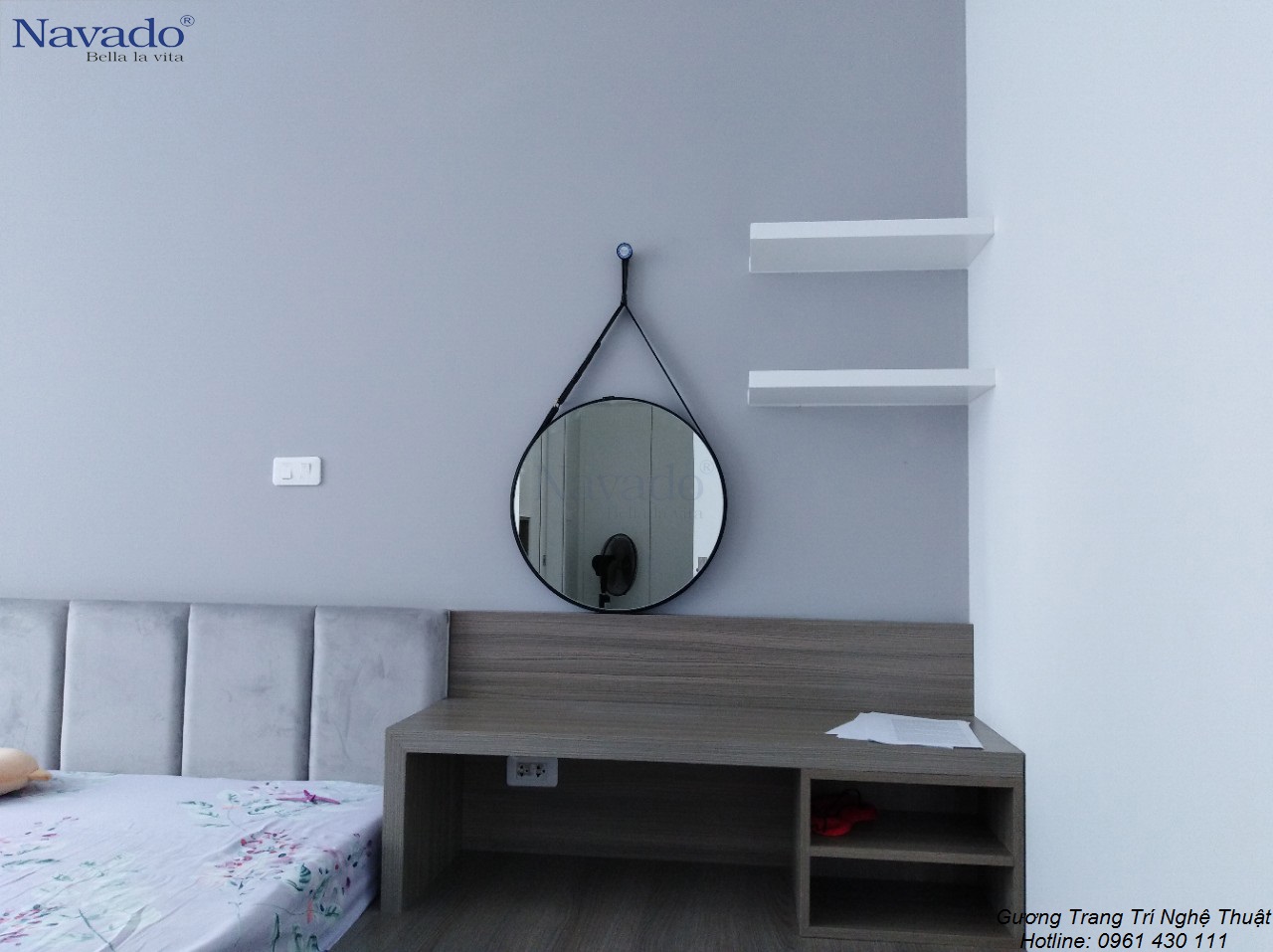 Gương treo dây da cho bàn trang điểm