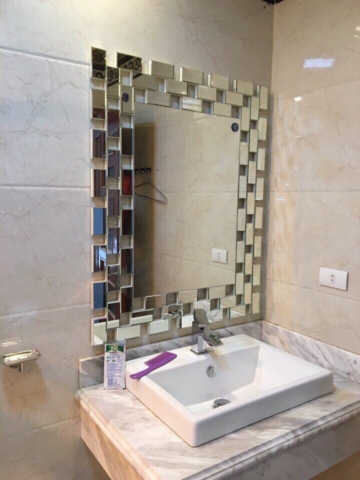 Gương phòng tắm không chỉ là vật dụng để soi mà nó còn là vật dụng để trang trí thể hiện con mắt thẩm mỹ của chủ ngôi nhà.  Vì vậy gương phòng tắm nên lắp ra sao, treo ở vị trí nào, kích thước bao nhiêu,... luôn là băn khoăn của mọi gia chủ khi tìm mua một chiếc gương cho căn nhà mình.