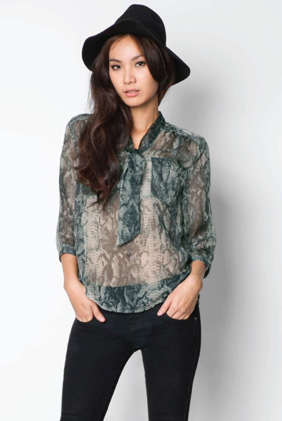 Đồng hành cùng ELLE Street Style 2013: Thời trang đường phố cao cấp Ezra