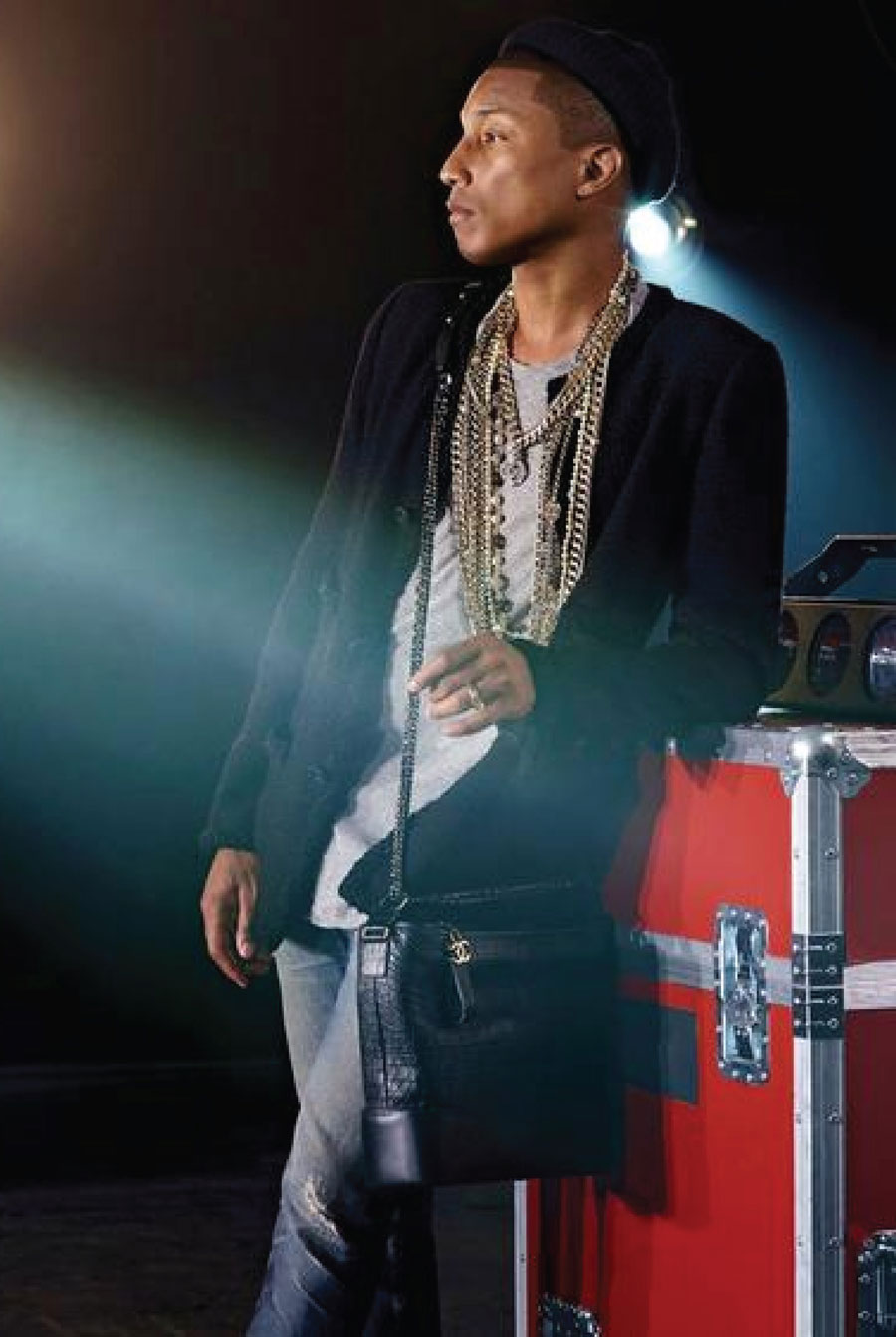 Pharrell Williams, chàng thơ đầu tiên mang túi xách nữ Chanel