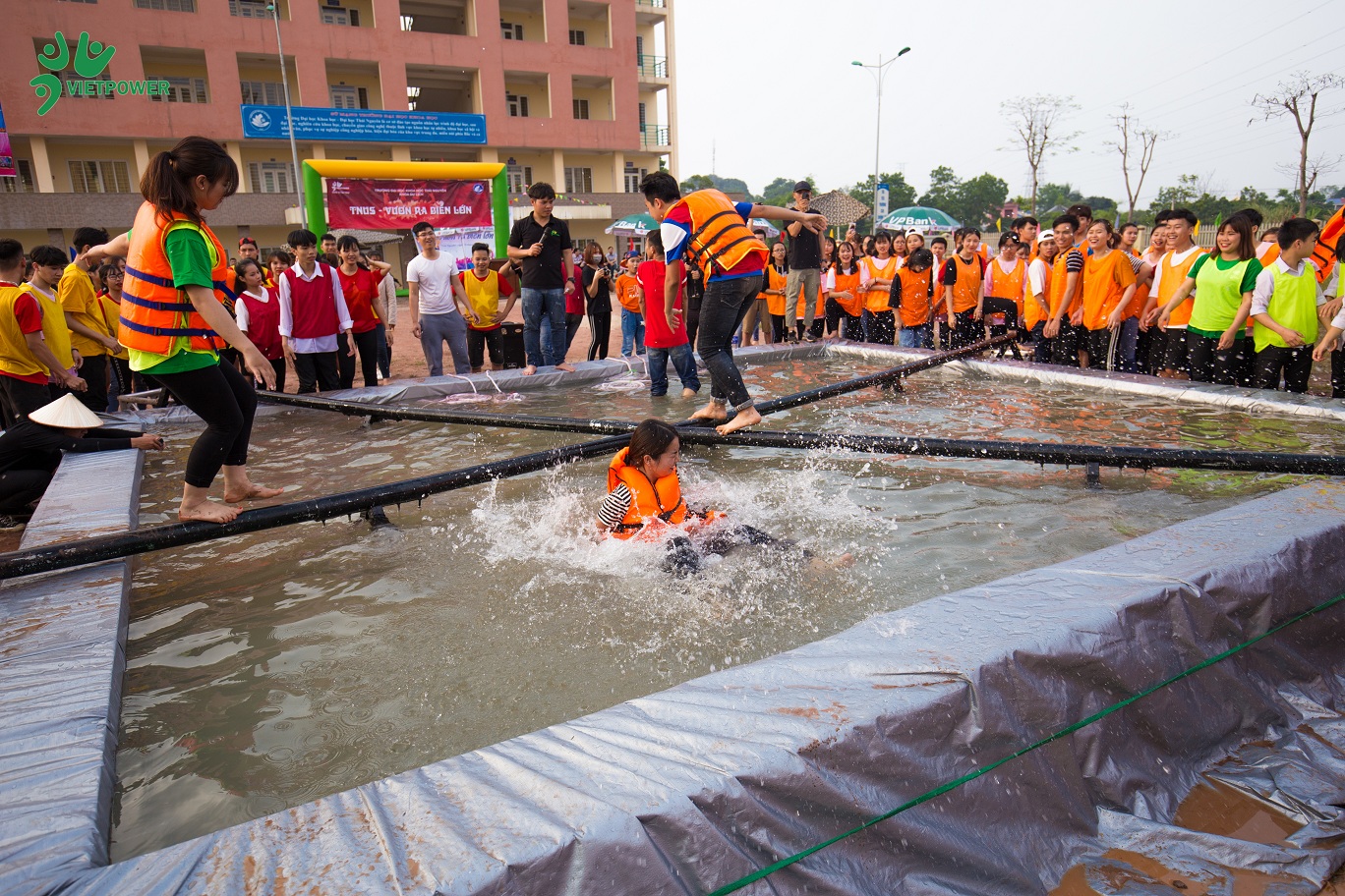 Cầu khỉ - Hồ nước 