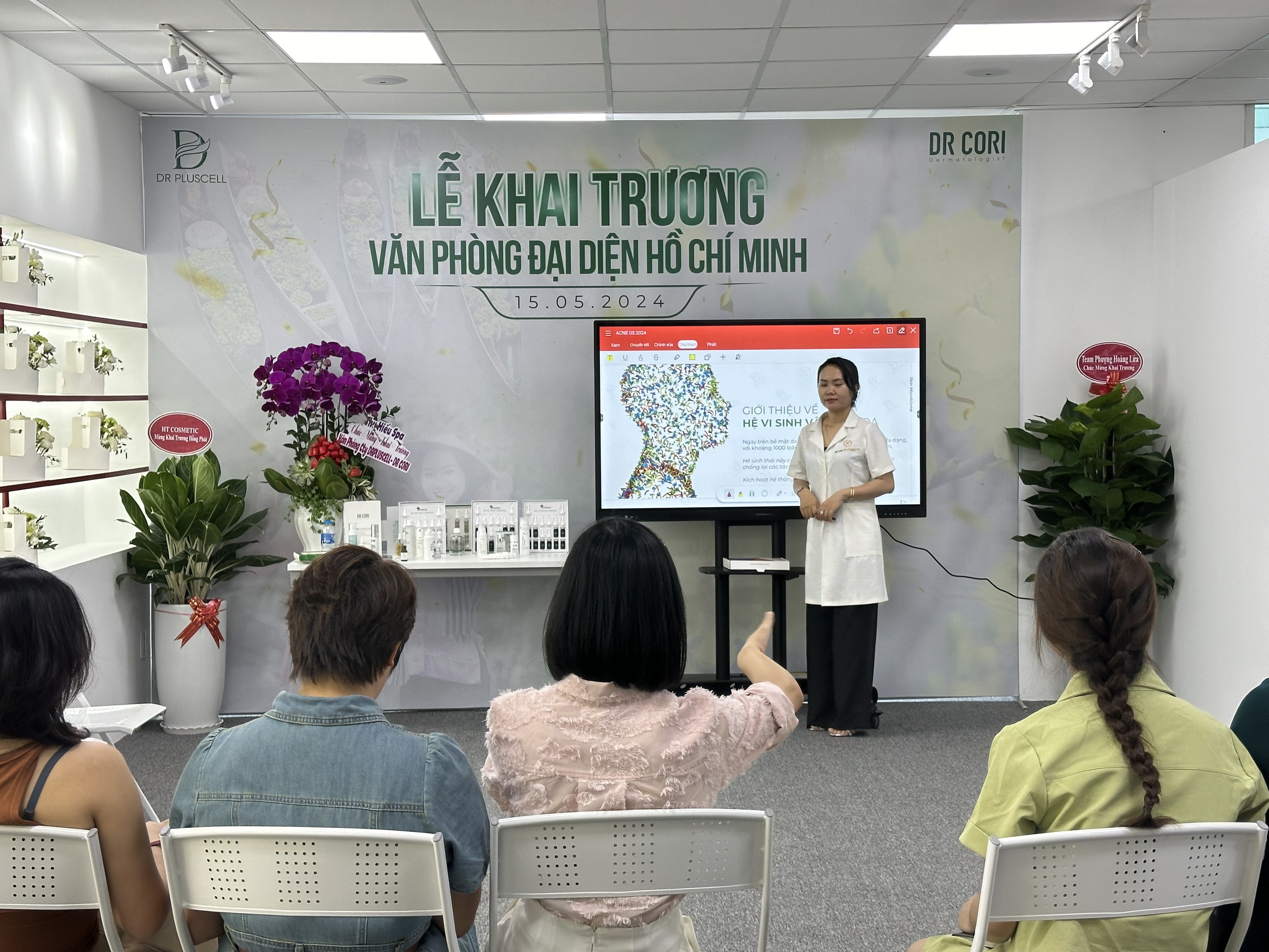 màn hình tương tác cho phòng họp