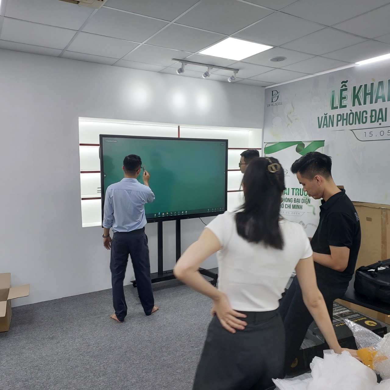 màn hình cảm ứng tương tác cho phòng họp