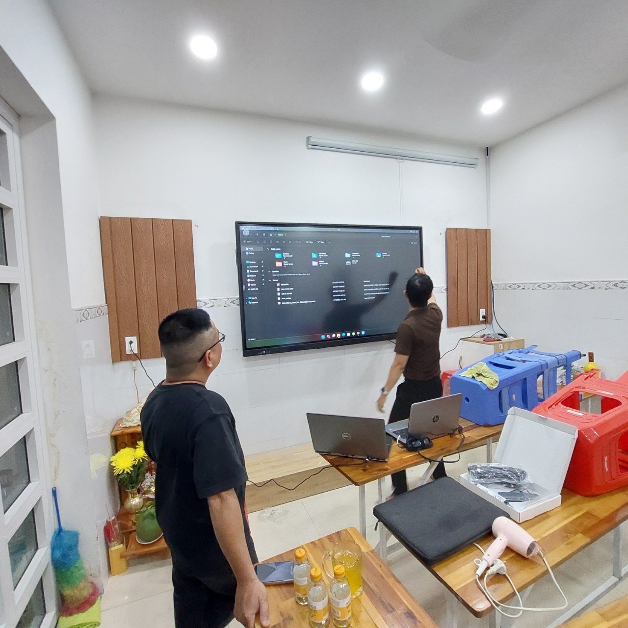 màn hình tương tác thông minh cho trung tâm dạy thêm, học thêm
