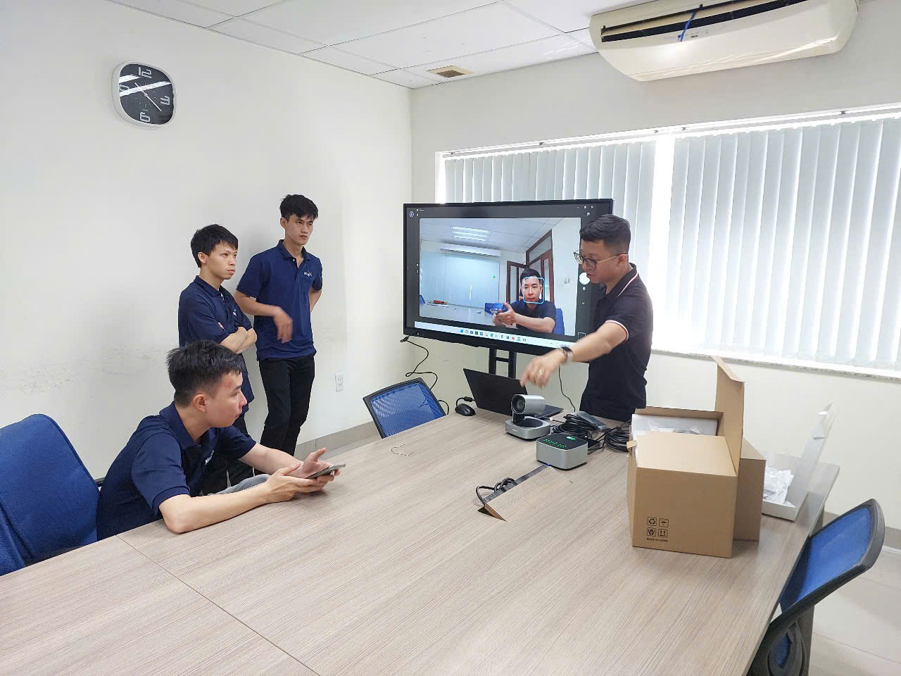 Lắp đặt và hướng dẫn sử dụng màn hình tương tác tại Mekong Delta