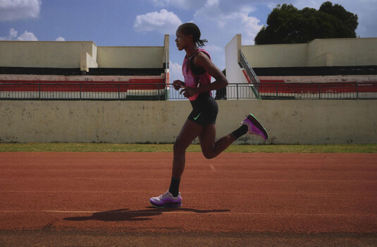 NIKE RA MẮT BST GIÀY CHẠY BỘ VÀ TRANG PHỤC FAITH KIPYEGON