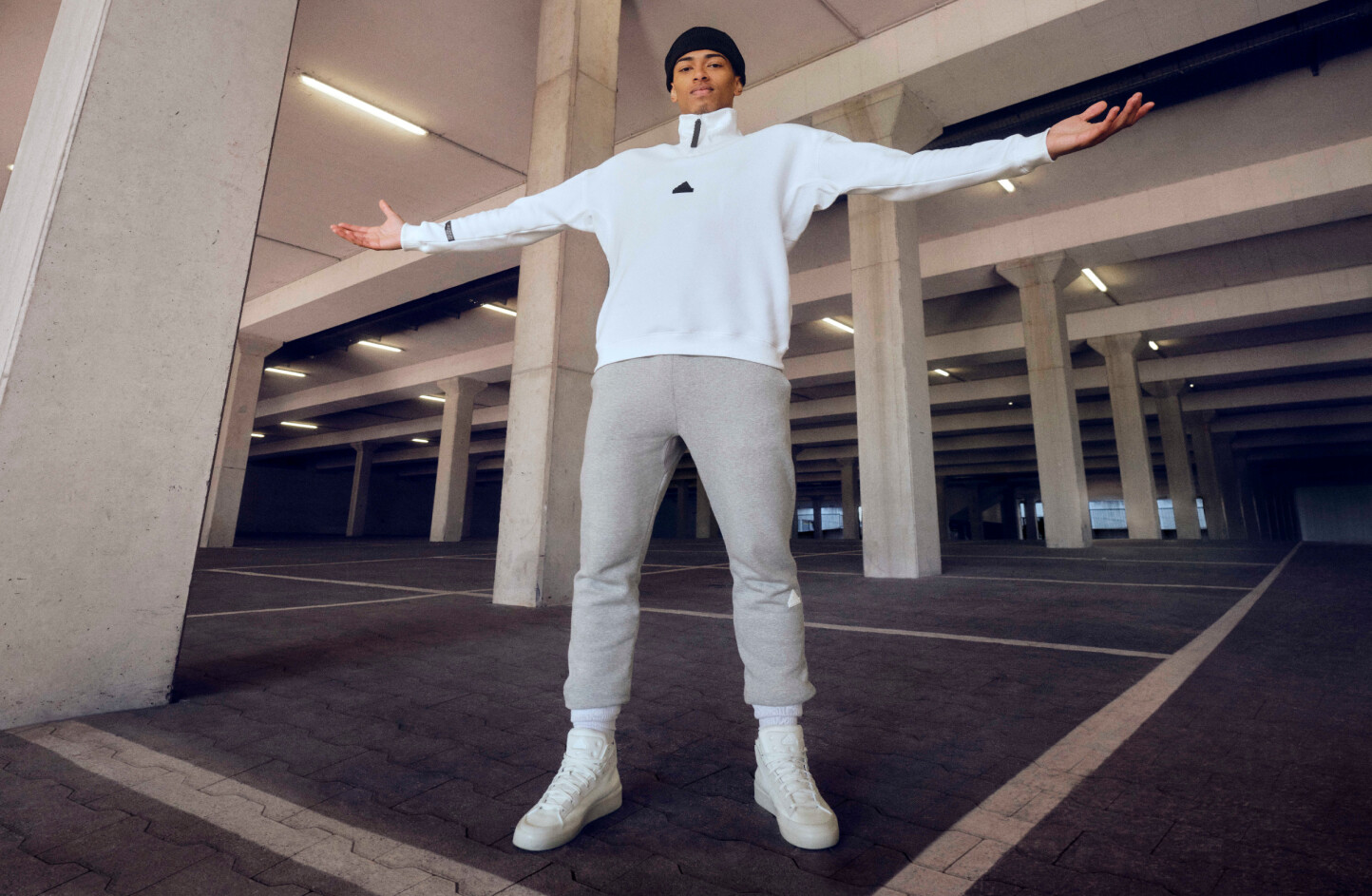 CÁCH TẠO KIỂU GIÀY THỂ THAO MÀU TRẮNG