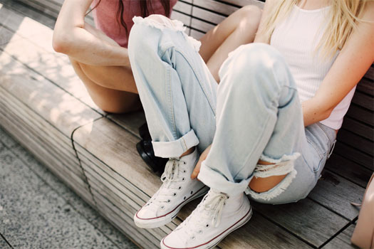 5 ĐÔI SNEAKER VẢI MÀU TRẮNG COOL NHẤT DÀNH CHO BẠN