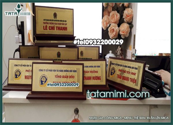 Mẫu biển chức danh để bàn