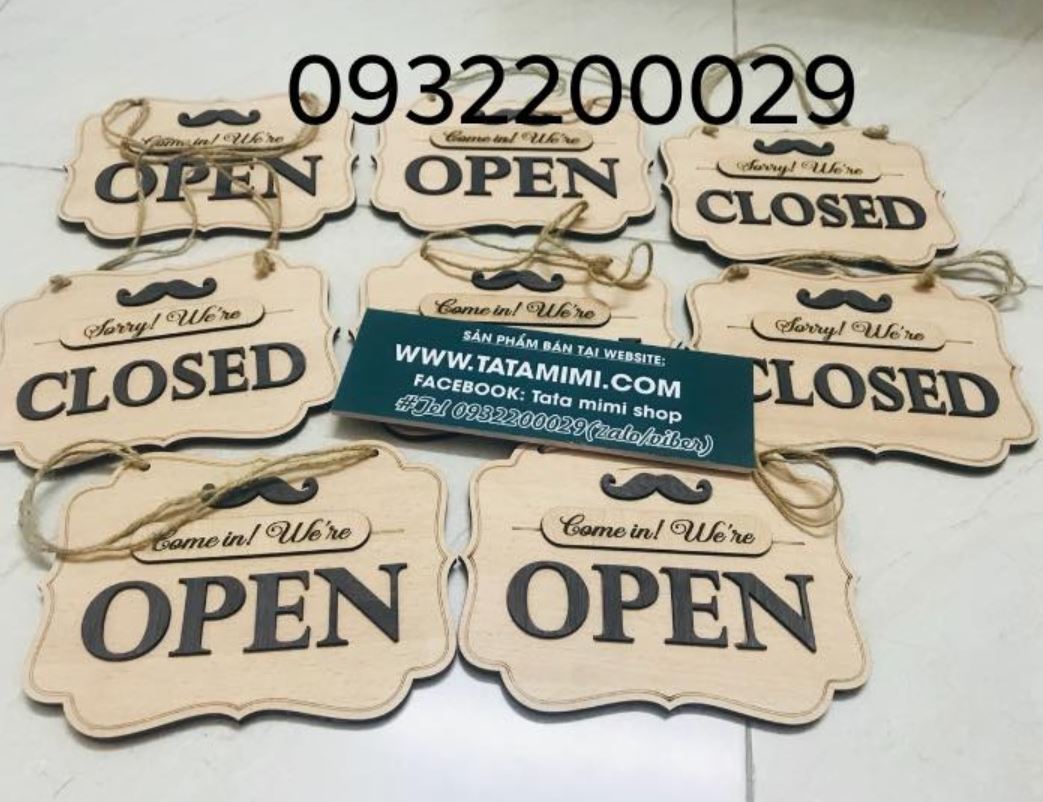 Biển open – mở cửa, biển close- đóng cửa  